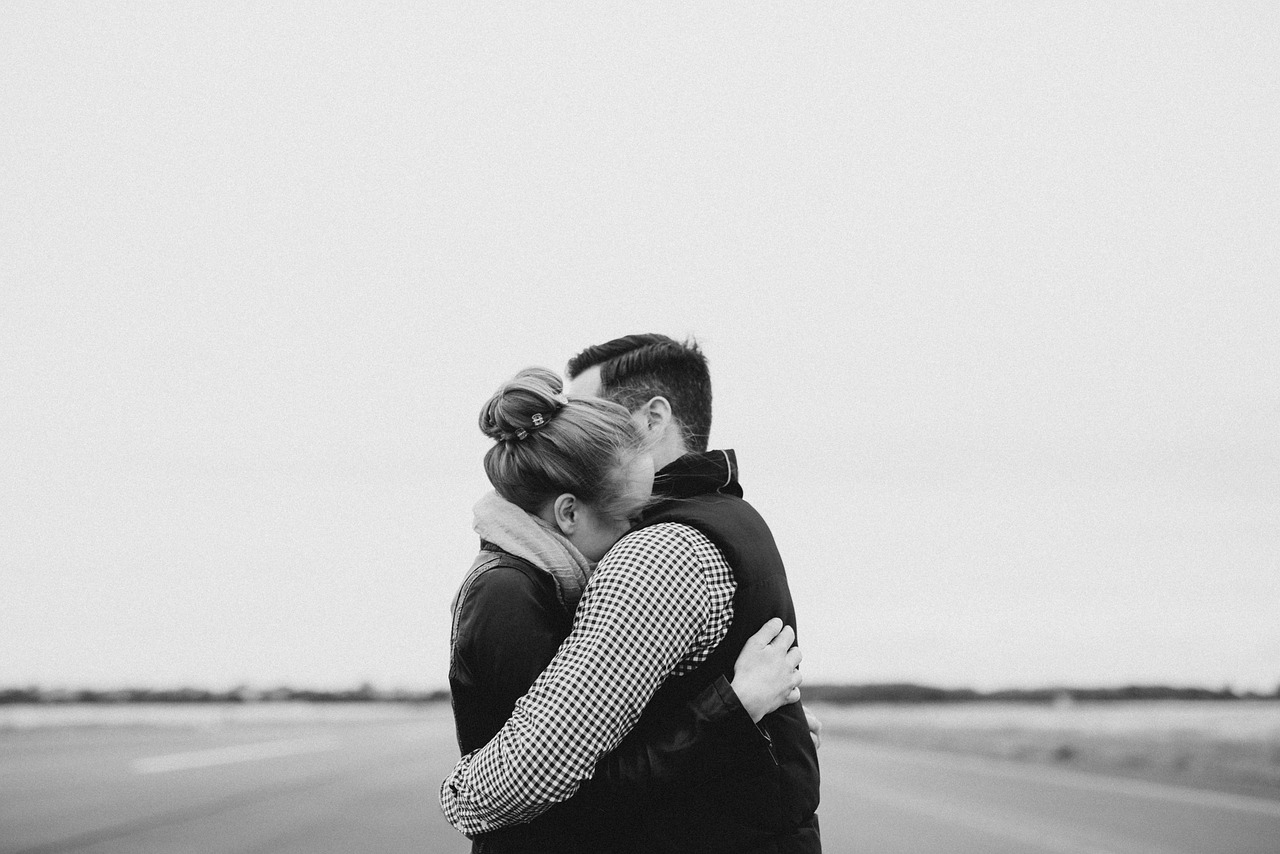 異性とはハグだけでいい。ハグの驚くべき効果とその可能性